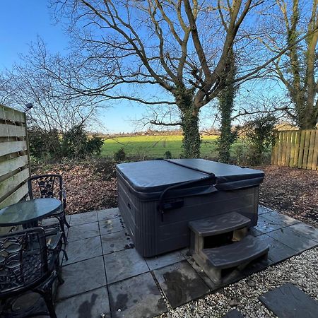 Squirrel Lodge At Owlet Hideaway - With Hot Tub, Near York Buitenkant foto