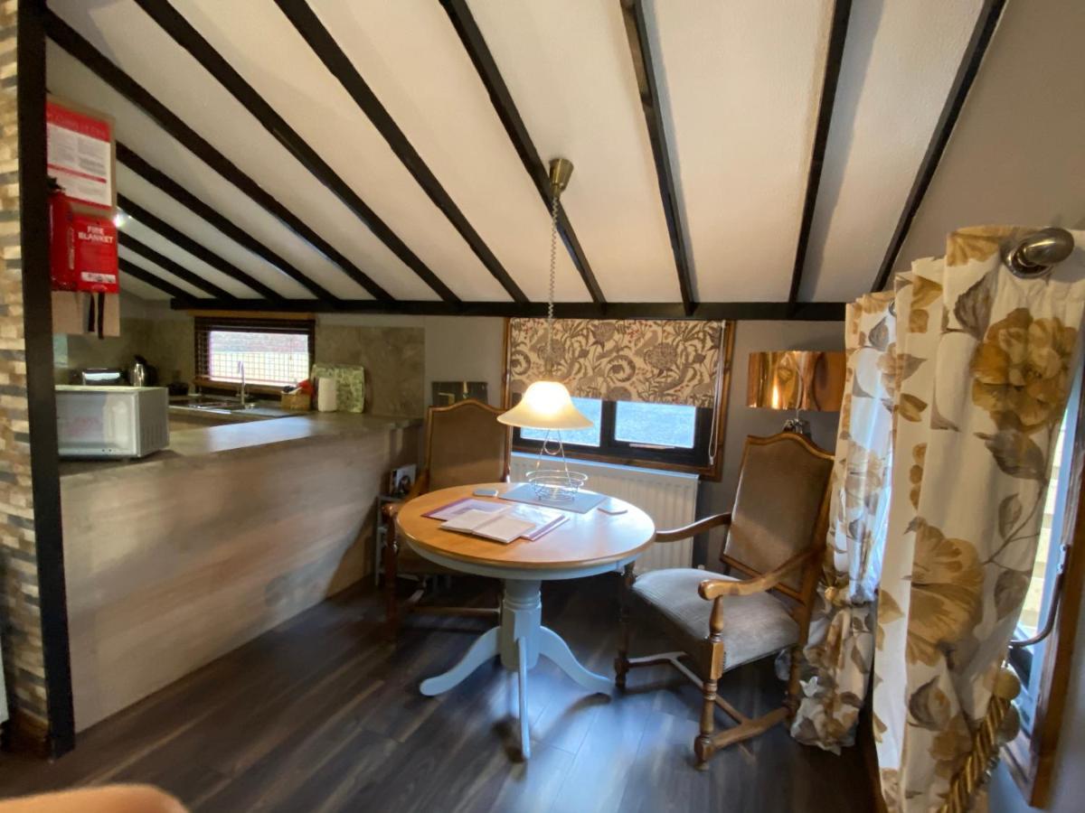 Squirrel Lodge At Owlet Hideaway - With Hot Tub, Near York Buitenkant foto