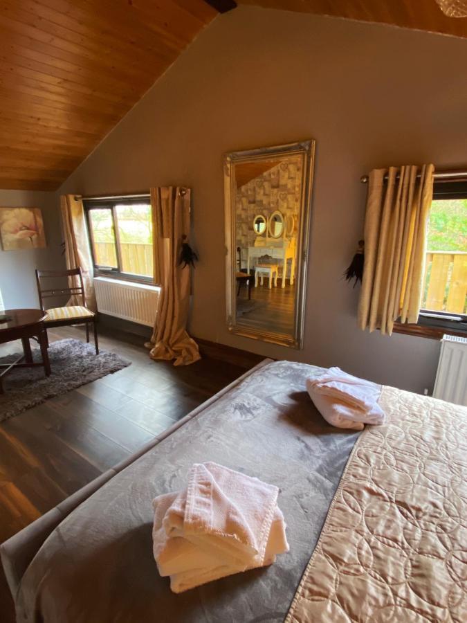 Squirrel Lodge At Owlet Hideaway - With Hot Tub, Near York Buitenkant foto