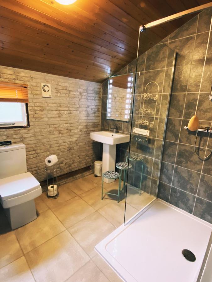 Squirrel Lodge At Owlet Hideaway - With Hot Tub, Near York Buitenkant foto