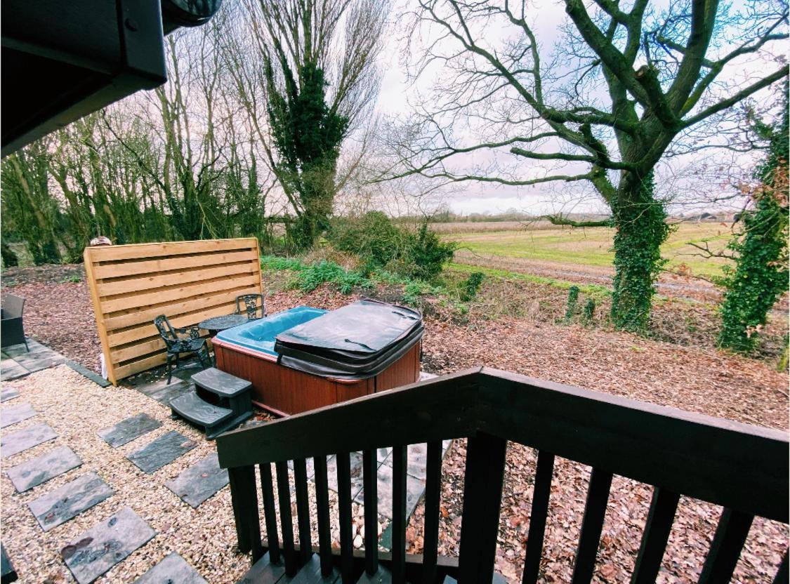 Squirrel Lodge At Owlet Hideaway - With Hot Tub, Near York Buitenkant foto