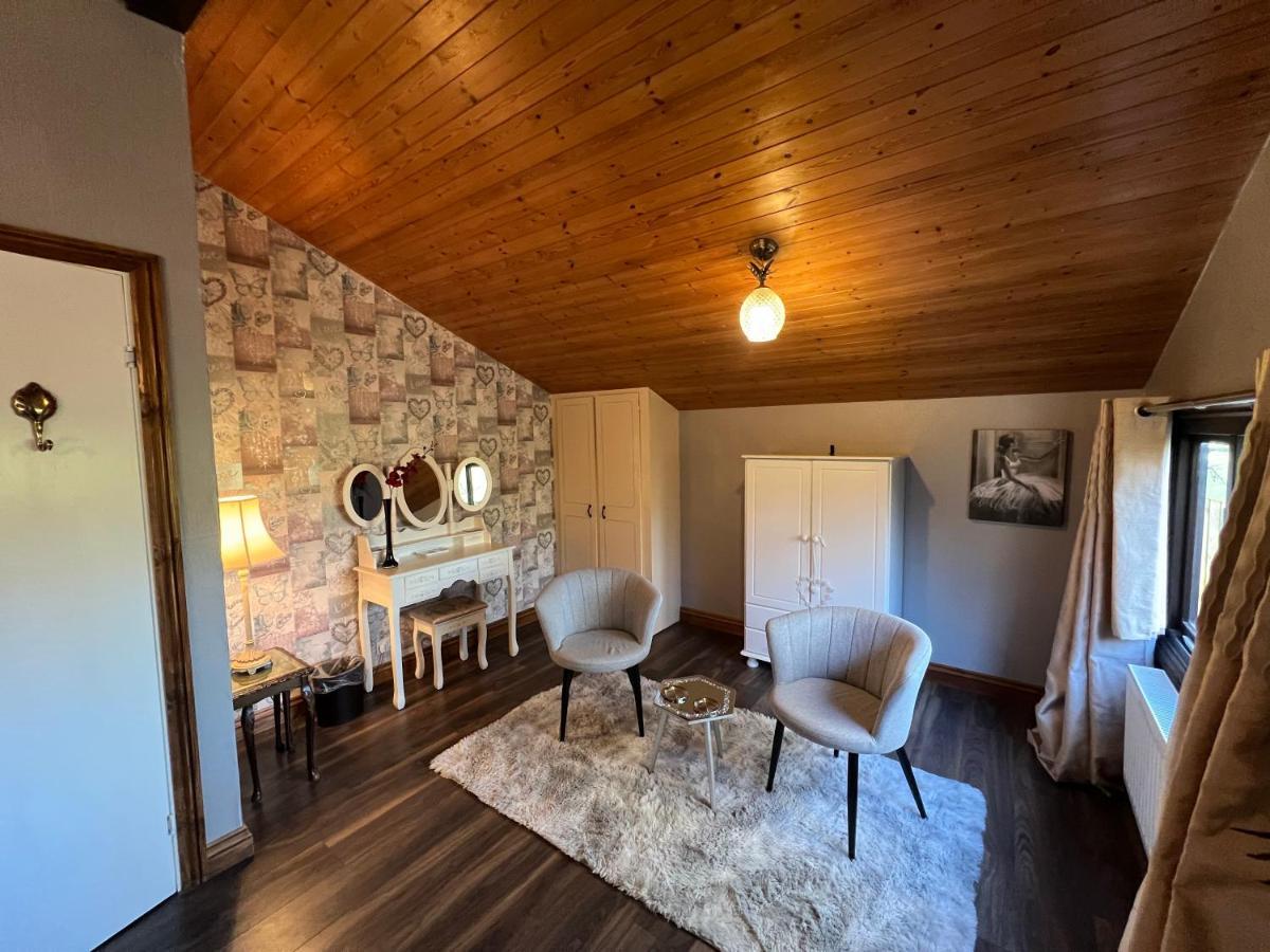 Squirrel Lodge At Owlet Hideaway - With Hot Tub, Near York Buitenkant foto