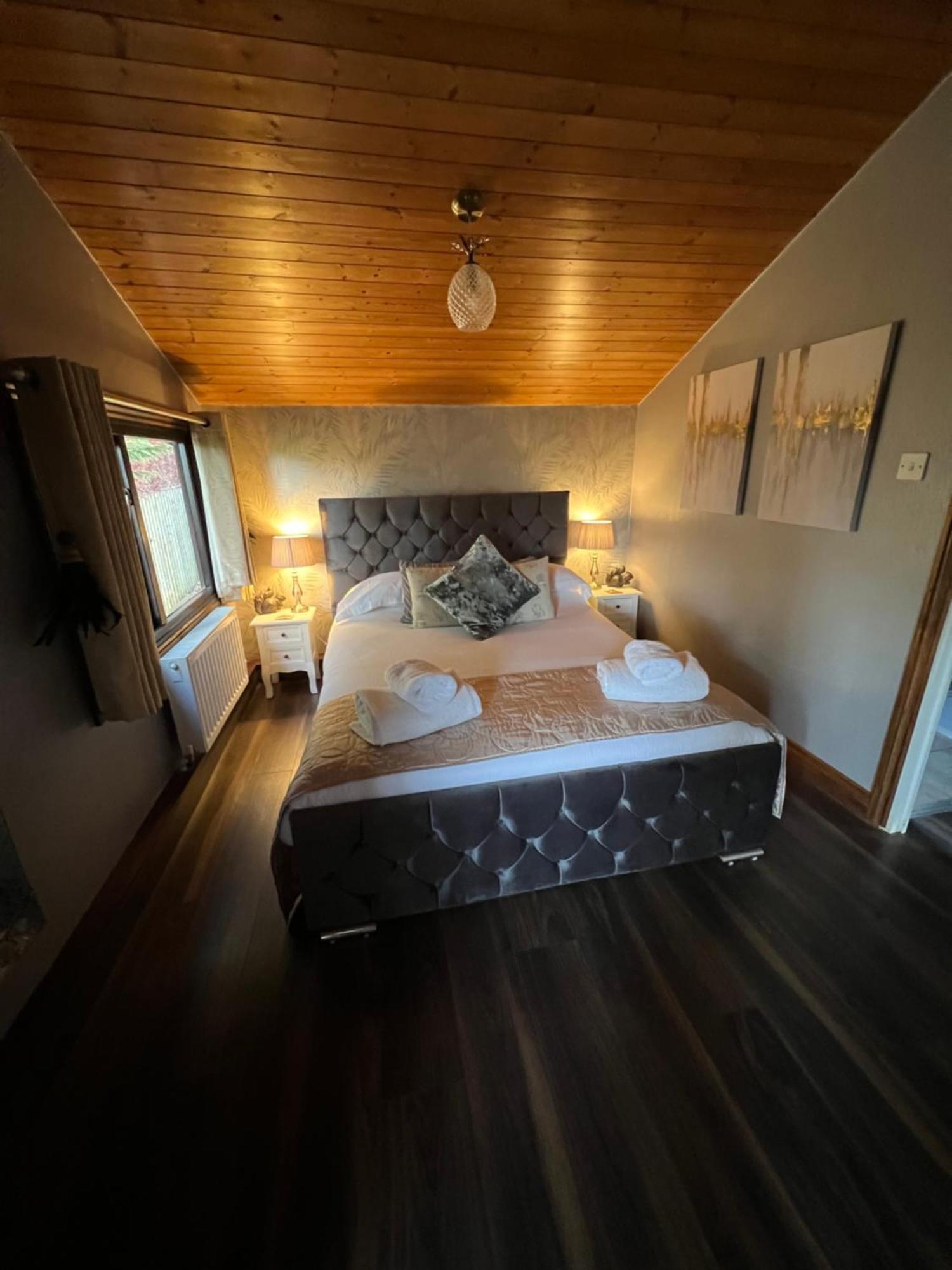Squirrel Lodge At Owlet Hideaway - With Hot Tub, Near York Buitenkant foto