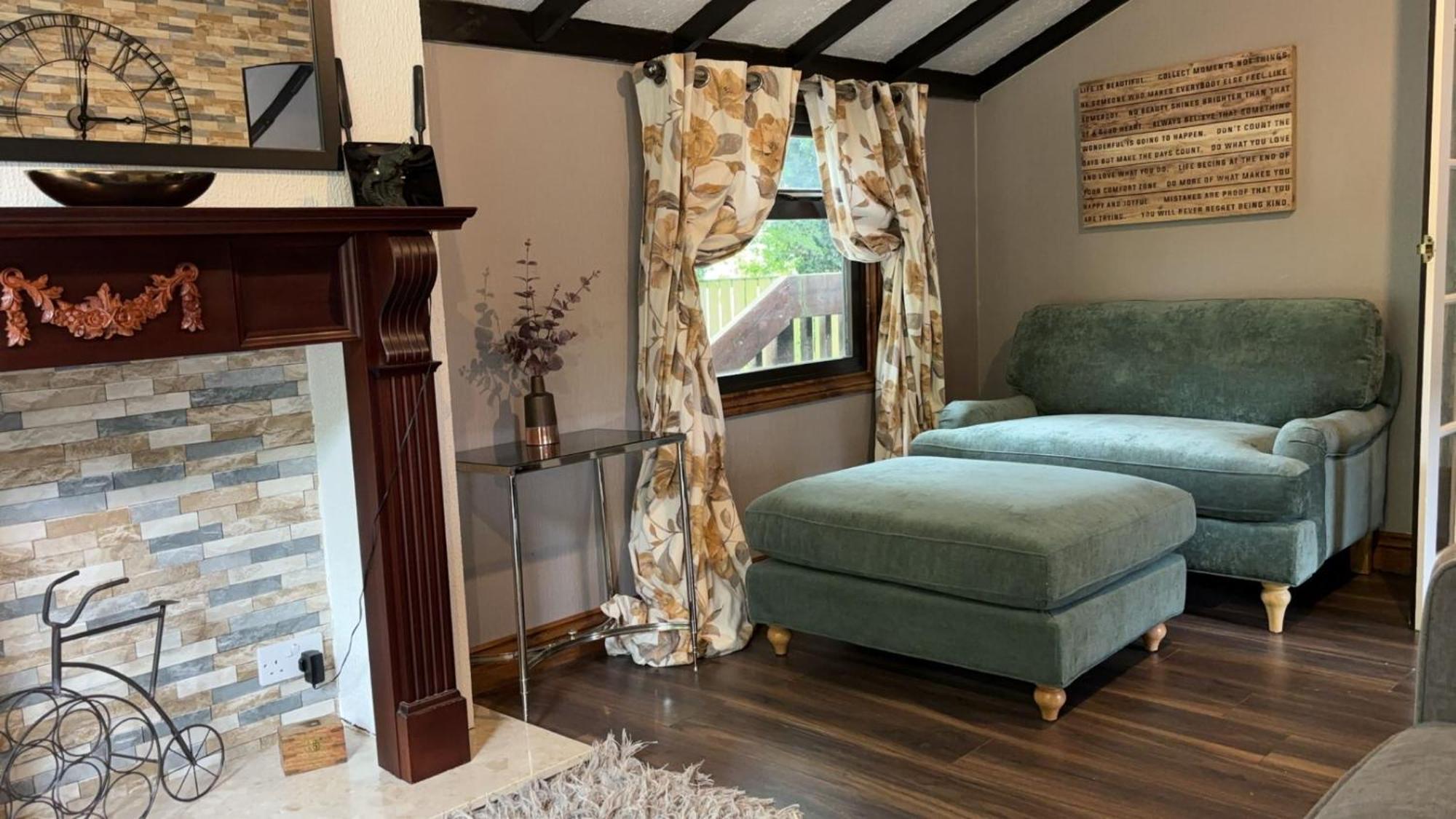 Squirrel Lodge At Owlet Hideaway - With Hot Tub, Near York Buitenkant foto