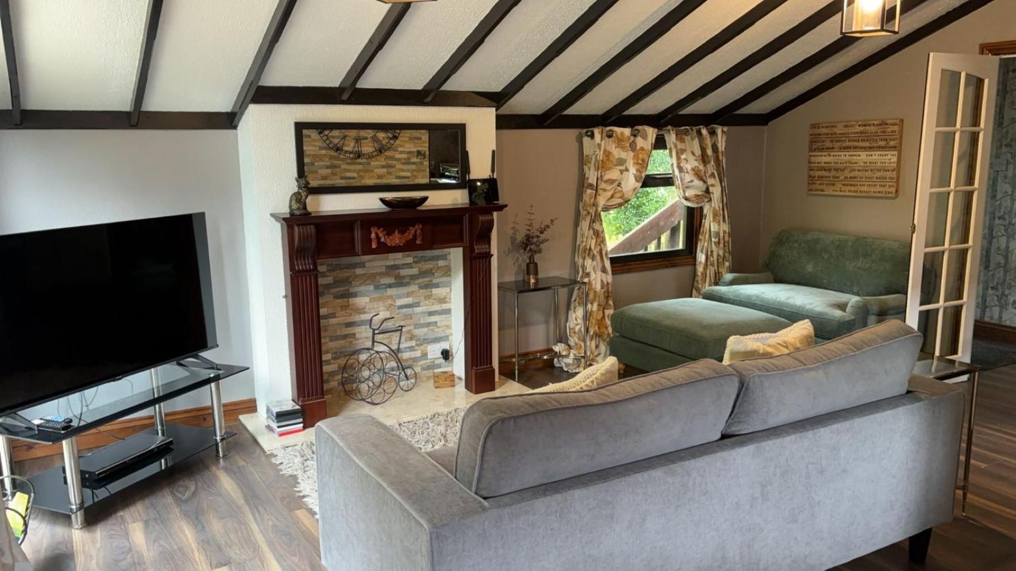 Squirrel Lodge At Owlet Hideaway - With Hot Tub, Near York Buitenkant foto