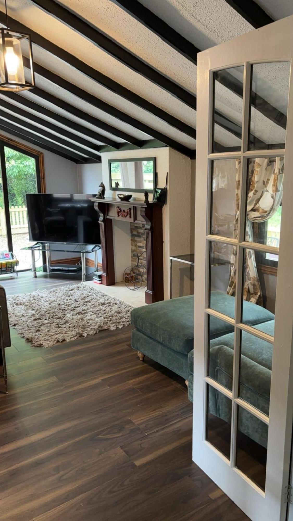 Squirrel Lodge At Owlet Hideaway - With Hot Tub, Near York Buitenkant foto