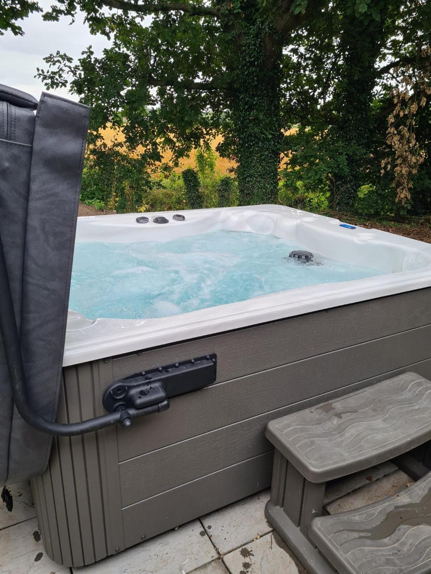 Squirrel Lodge At Owlet Hideaway - With Hot Tub, Near York Buitenkant foto