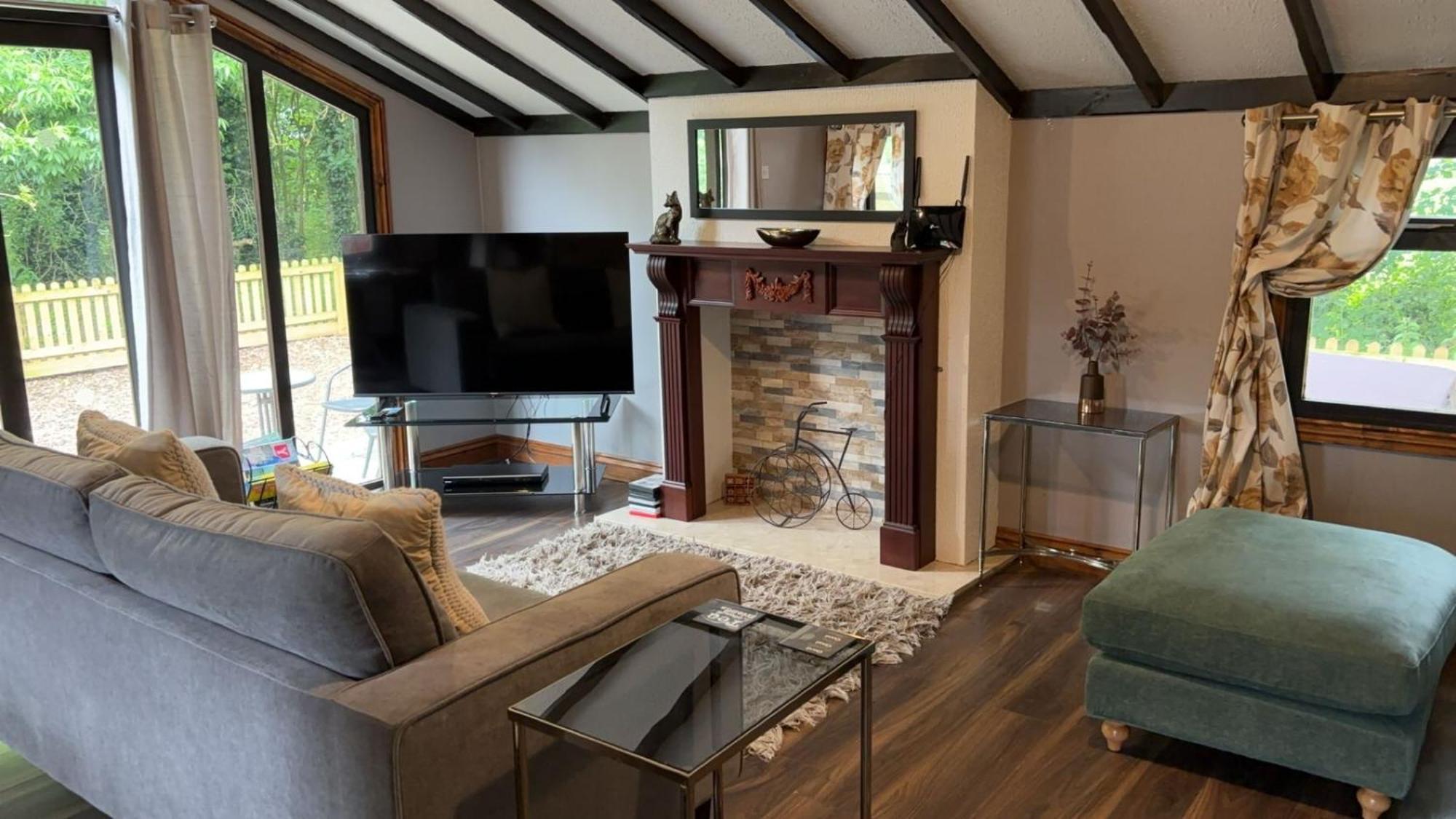 Squirrel Lodge At Owlet Hideaway - With Hot Tub, Near York Buitenkant foto