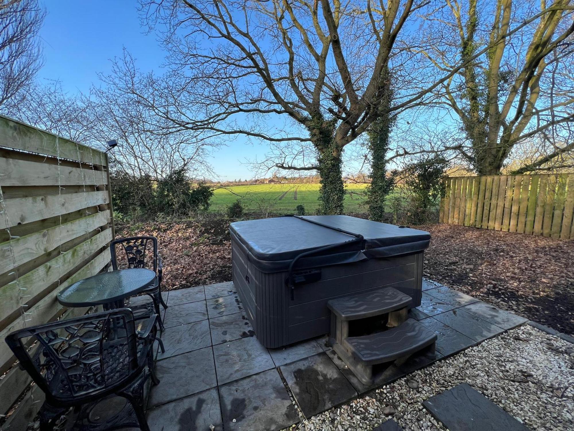 Squirrel Lodge At Owlet Hideaway - With Hot Tub, Near York Buitenkant foto