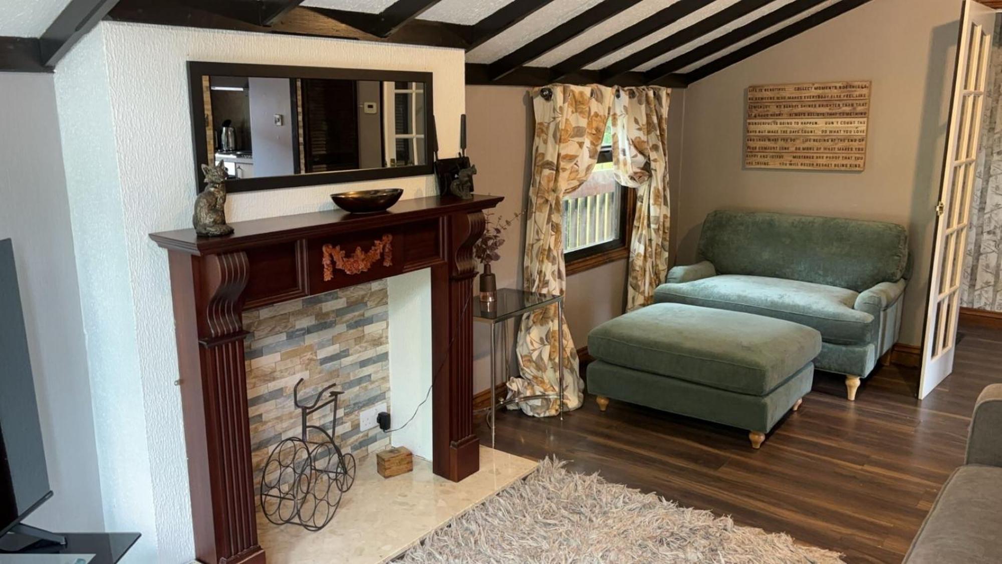 Squirrel Lodge At Owlet Hideaway - With Hot Tub, Near York Buitenkant foto