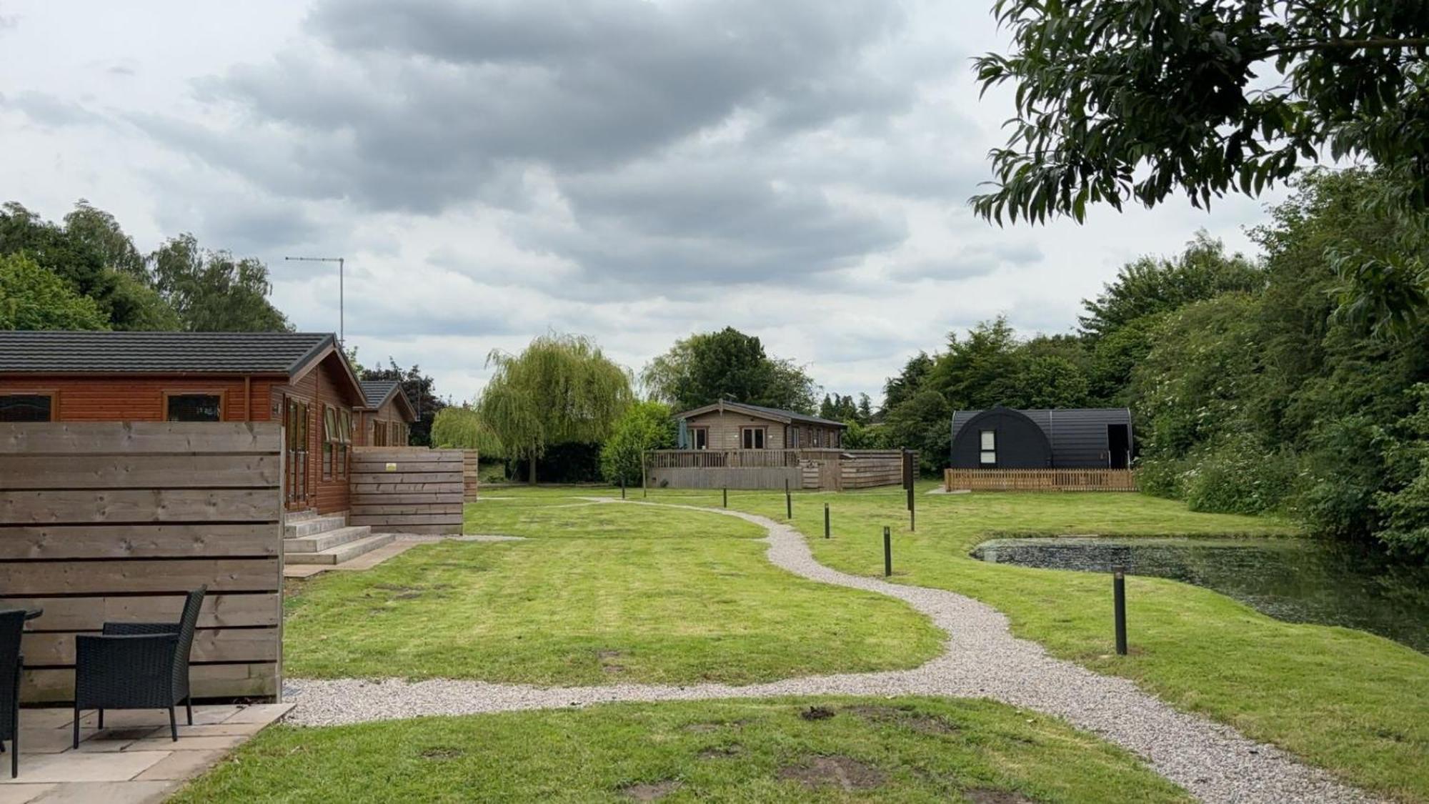 Squirrel Lodge At Owlet Hideaway - With Hot Tub, Near York Buitenkant foto