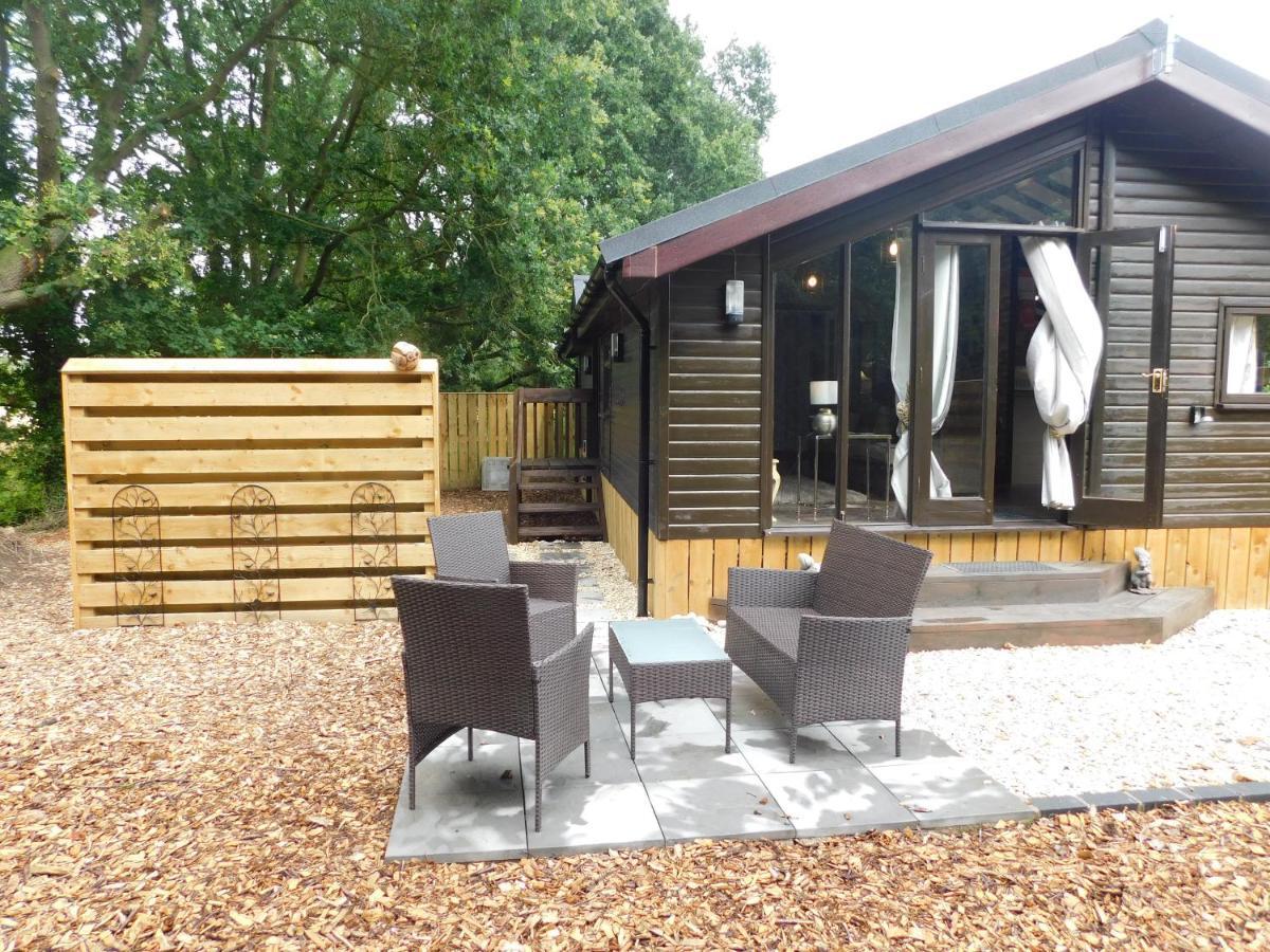 Squirrel Lodge At Owlet Hideaway - With Hot Tub, Near York Buitenkant foto